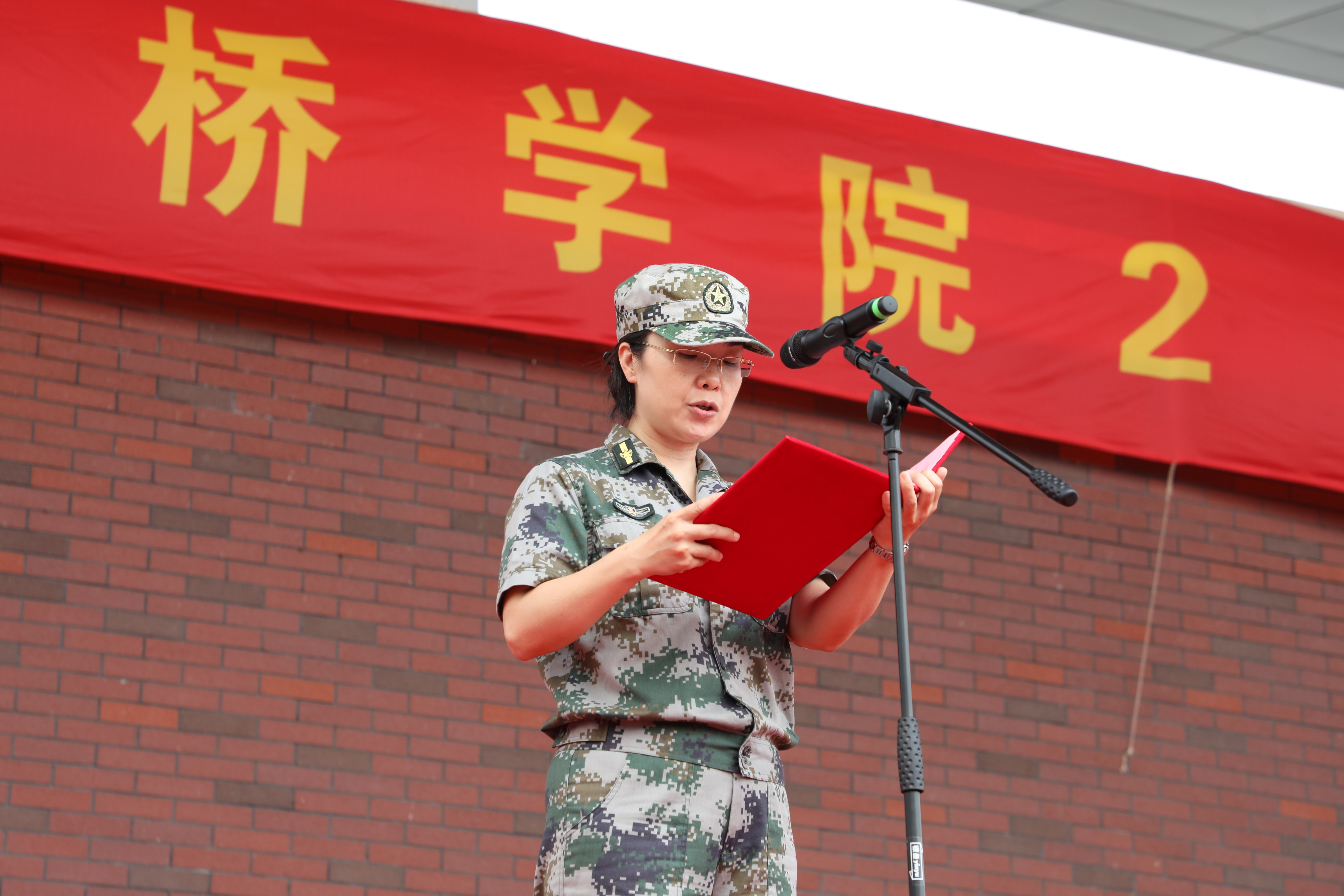 上好新生入学第一课 上海建桥学院开展2021级学生军训动员大会