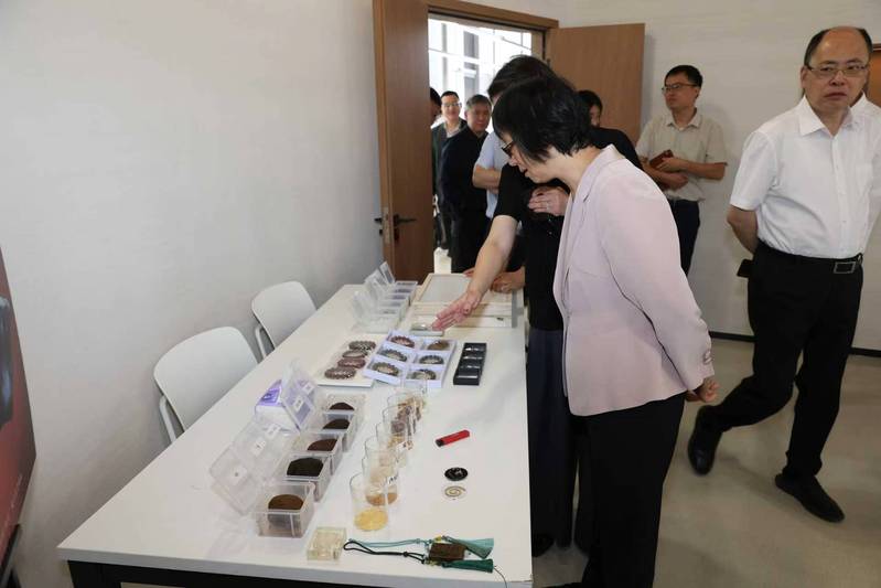 市人大常委会调研组莅临上海建桥...